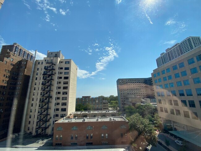 Building Photo - 2909 N Sheridan Rd