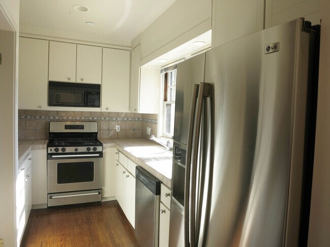 Building Photo - 2bed/2.5bath - End unit Condo. Hardwood fl...