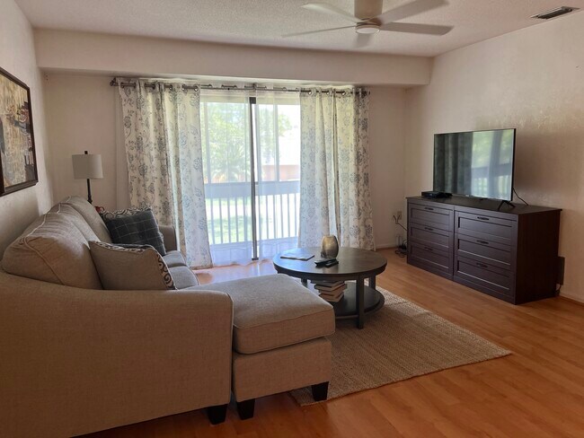 Building Photo - 3800 Saxon Dr