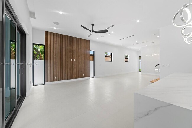 Building Photo - 1320 NE 16th Ave