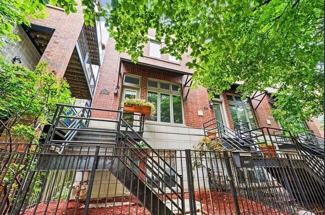 Building Photo - 2257 W Saint Paul Ave