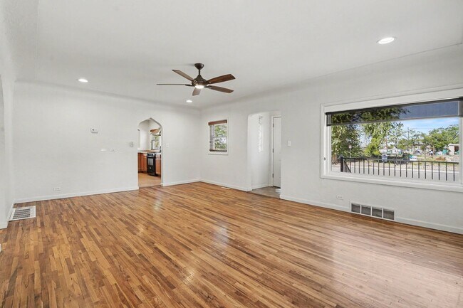 Foto del edificio - Spacious 4-Bedroom, 2-Bath Home with Large Yard, Garage & Central A/C