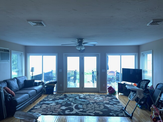 Foto del edificio - 1207 Black Point Rd