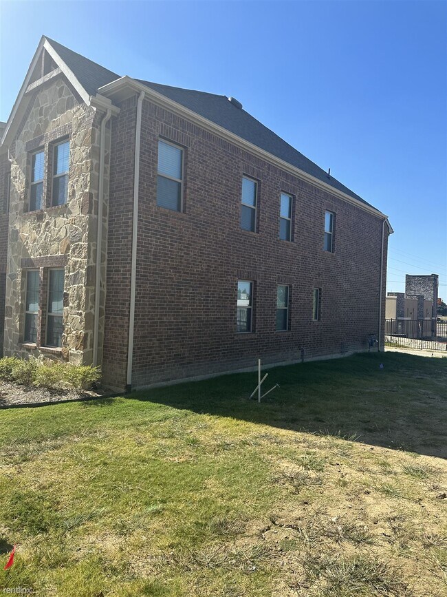 Building Photo - 3 br, 2.5 bath Townhome - 2017 Crooked Bow...