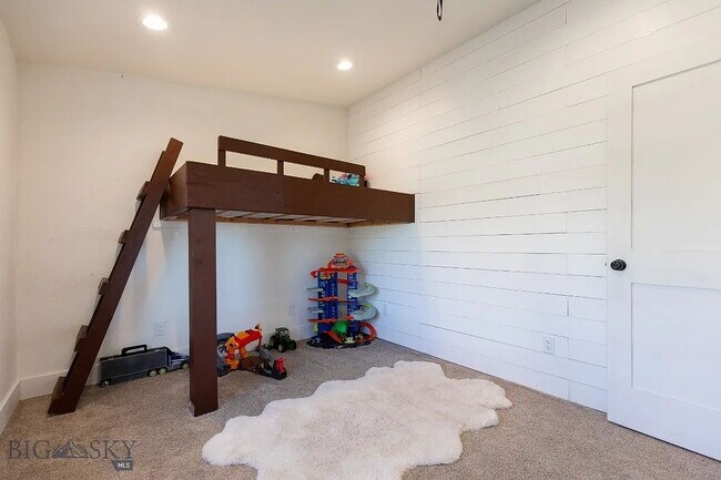 Foto del edificio - Incredible 5Bed, 2.5Bath home on 4 Acres with an ADU in Manhattan School District. Livestock allo...