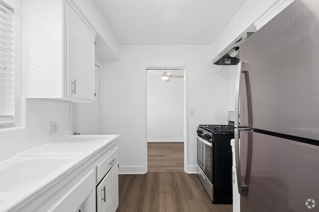 1BR, 1BA - 675SF - Kitchen - 636 E. 97th St.