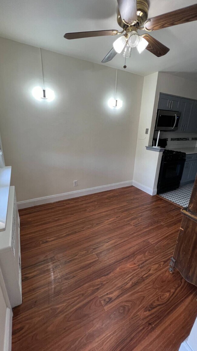 Building Photo - 731 E 101st St