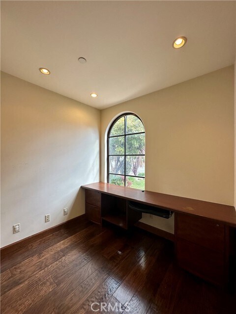 Building Photo - 415 N Myrtle Ave