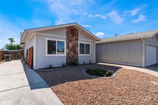 Building Photo - "Charming 3-Bed Oasis with 2 Full Baths in Vibrant Las Vegas - 1315 Sq Ft of Comfort!"