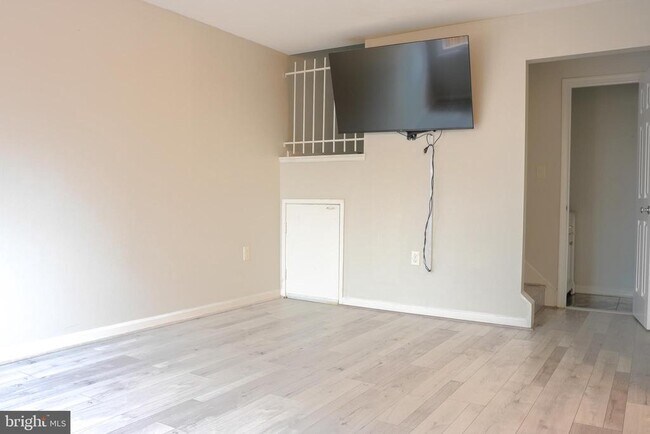 Building Photo - 8622 Village Square Dr
