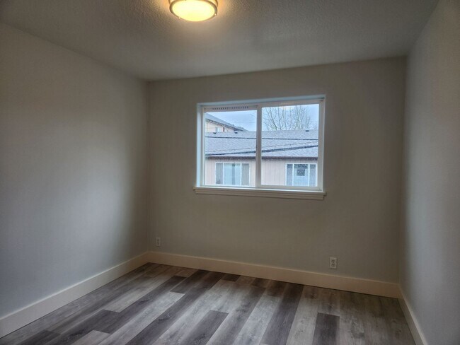Foto del edificio - Recently Renovated 3 Bedroom Campus Duplex!