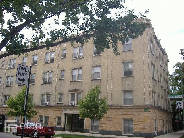 Building Photo - 1100 W Roscoe St