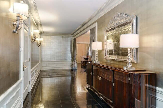 Building Photo - 2344 N Lincoln Park W