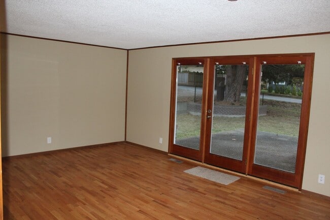 Building Photo - Beautiful 4 bedroom Rambler home with shop...