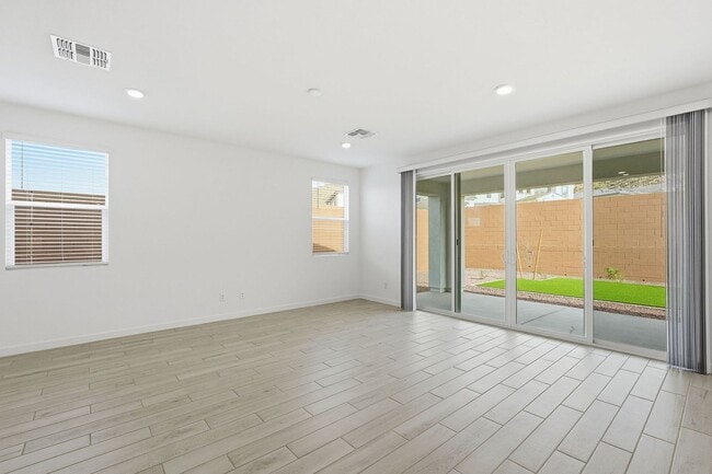 Foto del edificio - Brand New! Never Lived In! 5 Bedrooms!