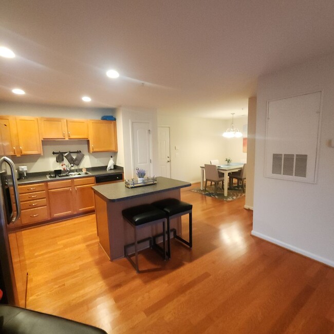 Building Photo - FURNISHED 2 Bedroom, 2 Bath Condo Off of F...