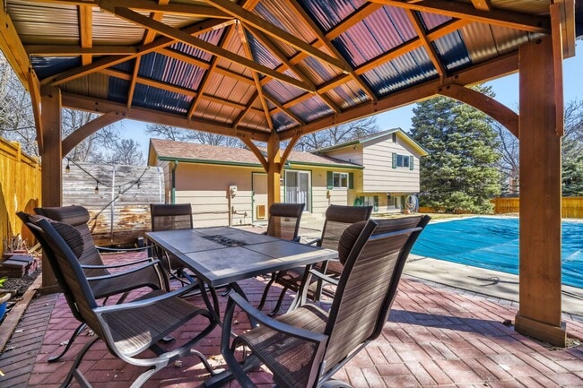 Building Photo - Enjoy the Private Pool and Outdoor Sauna at this 3/2 Home in a Quiet Neighborhood in Louisville