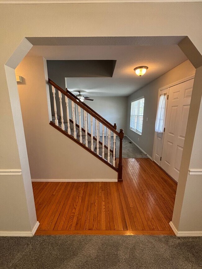 Building Photo - 423 Larkway