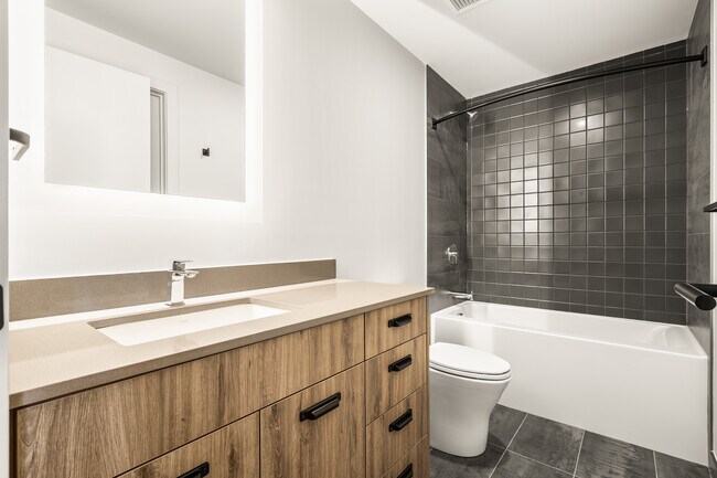 K-1 Suite - Bathroom - Fourth Street Lofts (4SL)