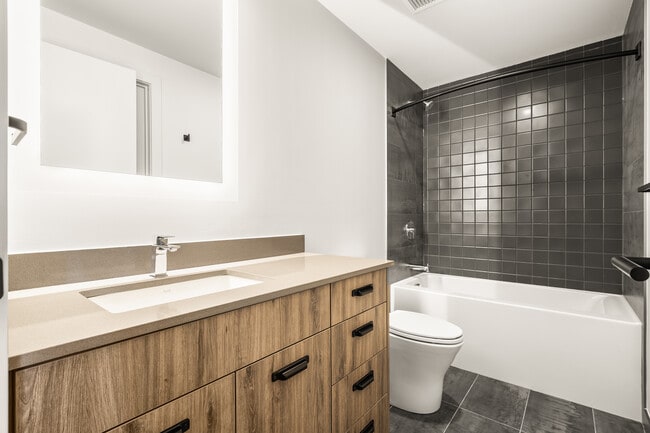K-1 Suite - Bathroom - Fourth Street Lofts (4SL)