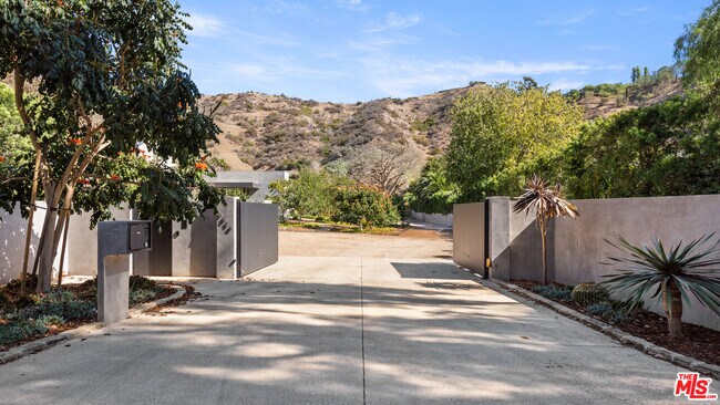 Building Photo - 3314 Serra Rd