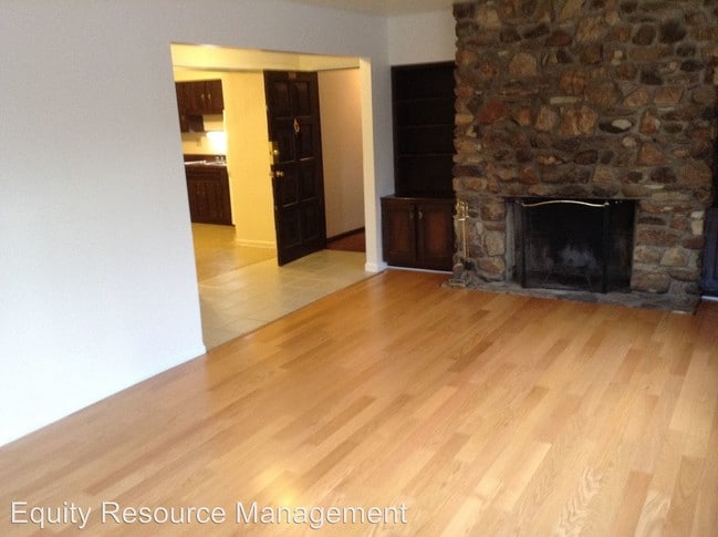 Building Photo - 1525 E Foxcliff Dr S