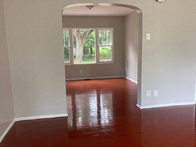 Building Photo - FREE 1ST MONTH RENT 3 Bed 2 Bath Single Ca...