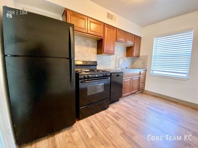 Building Photo - Spacious 2 Bedroom For Rent
