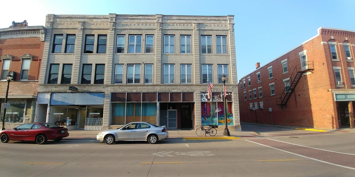 Primary Photo - 15 E Main St