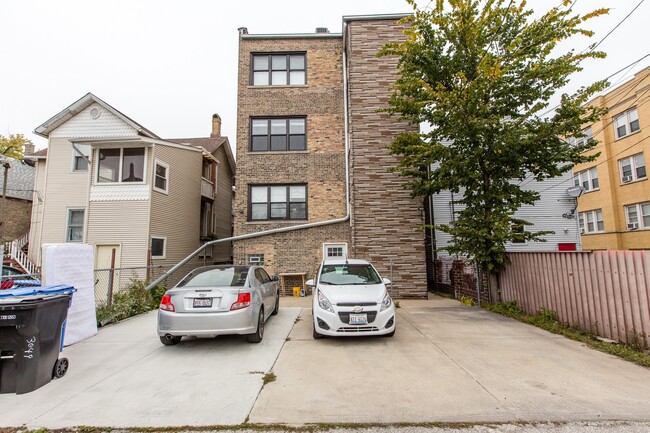 Building Photo - Large Condo Quality 4BED/2BATH GARDEN UNIT...