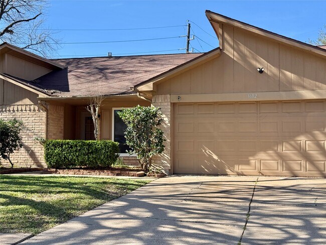 Foto del edificio - 3602 Brier Gardens Dr