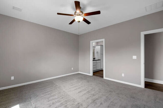 Building Photo - 876 N Cloverleaf St
