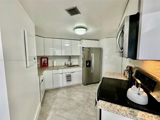 Building Photo - 801 Brickell Bay Dr
