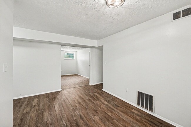 Building Photo - 562 Glenwood Ave