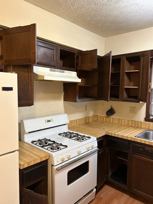 Building Photo - COMING SOON! Cozy 3BR 2.5BA Home w/ 2-Car Garage in Lithonia