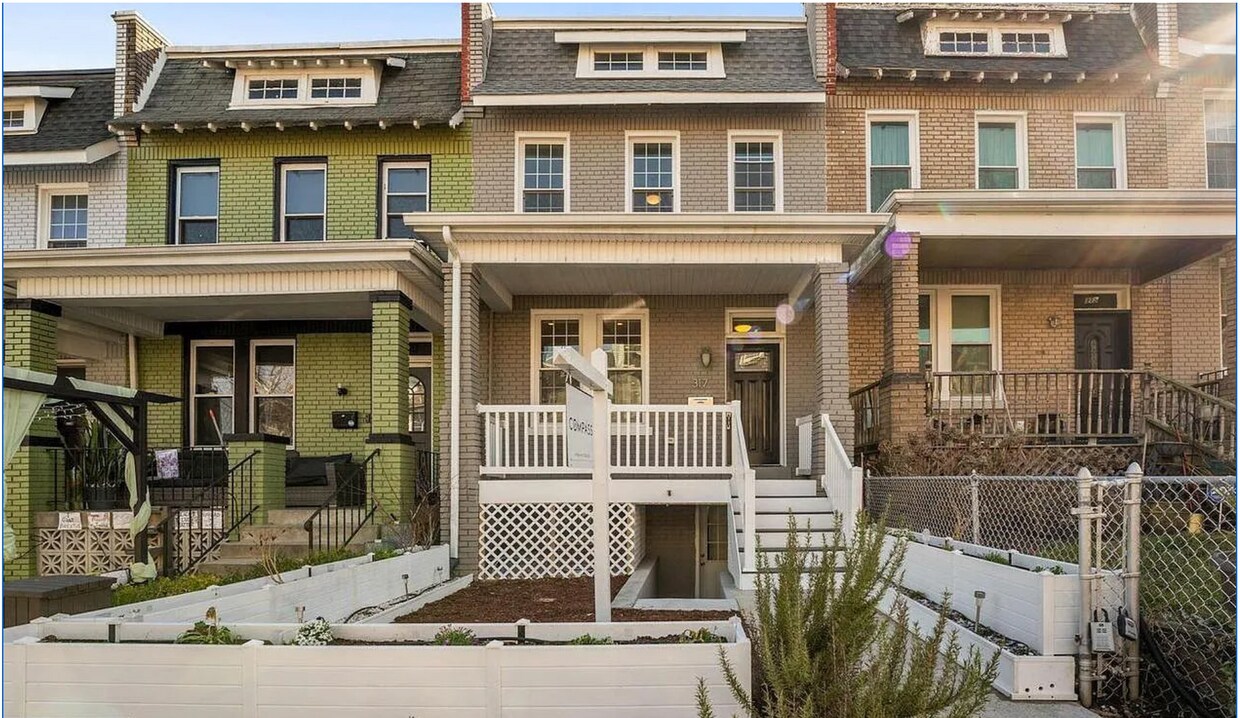 Foto principal - 4 bed 3.5 bath. Parking! Pets Welcome!