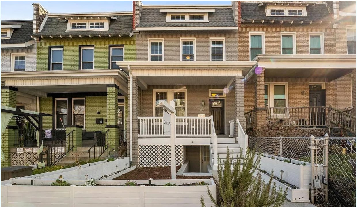 Primary Photo - 4 bed 3.5 bath. Parking! Pets Welcome!