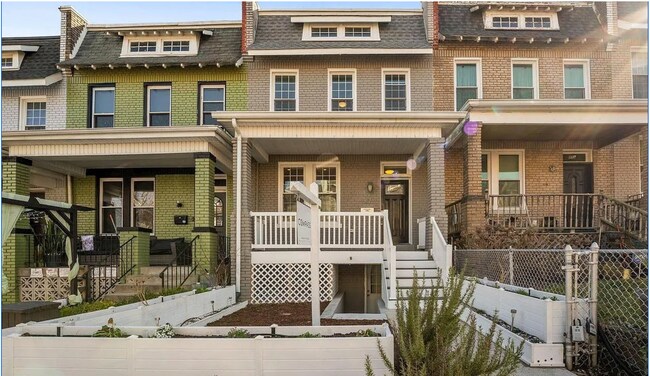 Foto del edificio - 4 bed 3.5 bath. Parking! Pets Welcome!