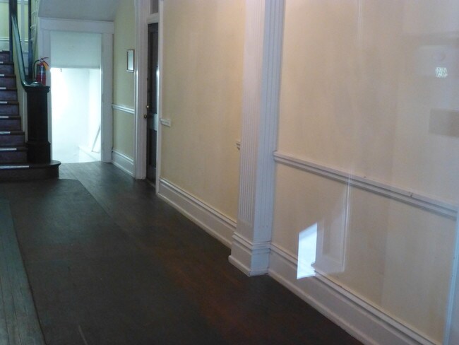 Pasillo - 673 Oak Hill Ave