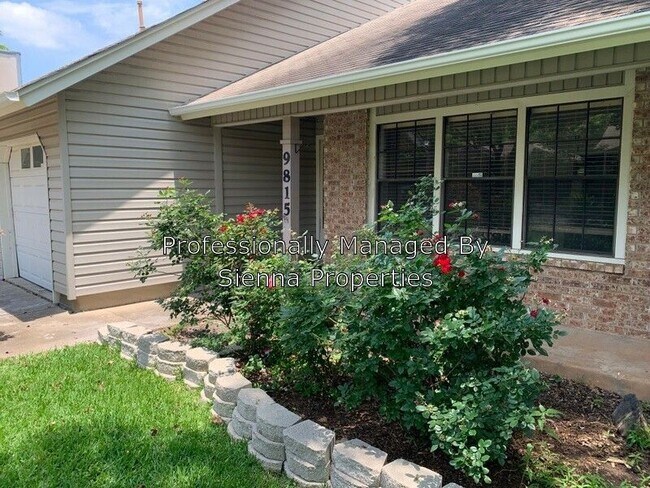 Foto del edificio - 9815 Woodshire Dr