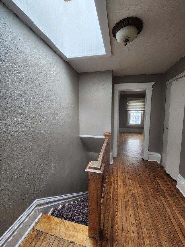 Building Photo - 2 bedroom with 1 bath