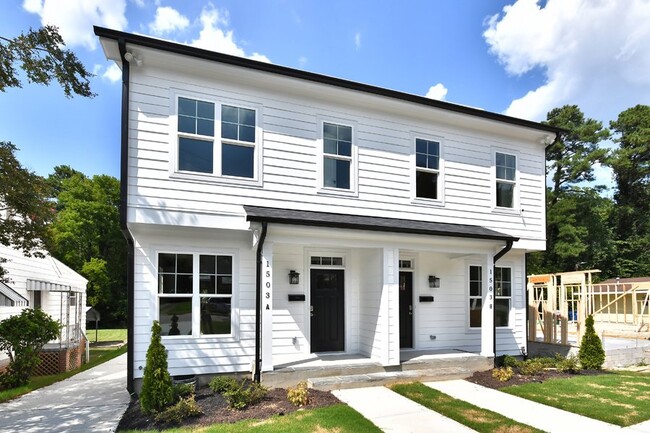 Building Photo - Gorgeous Townhome