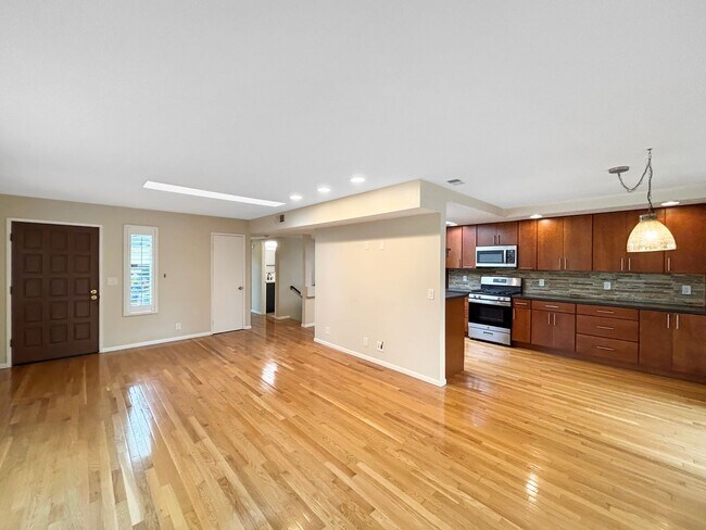 Foto del edificio - Beautiful 3BD/3BA Townhouse in Fashion Val...