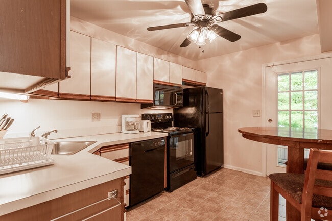 Kitchen - Country Walk Apartments