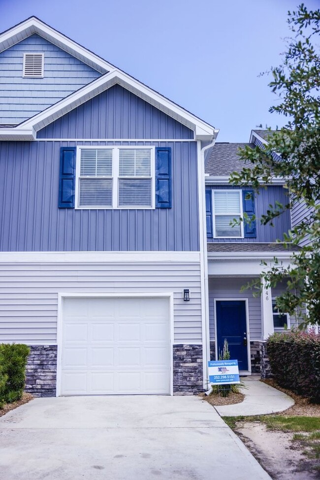 Building Photo - Lovely 3 bedroom 2 bath Townhouse just 10 ...