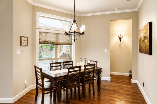 Foto del edificio - A Gated River Park Estate Where Timeless Tudor Elegance Meets Resort-Style Living