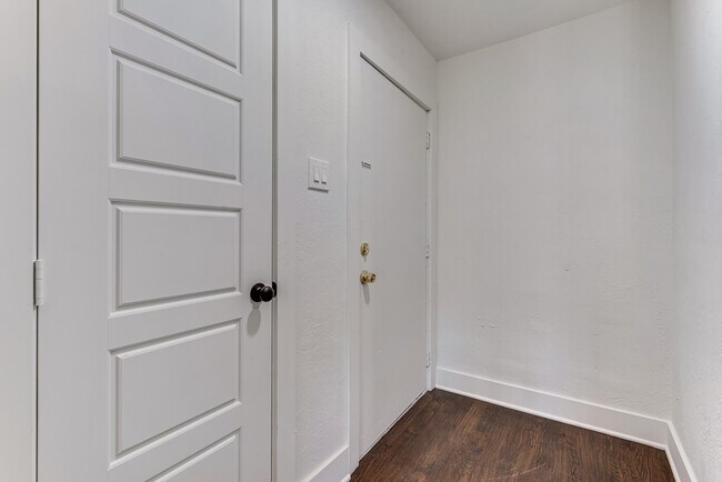 Foto del edificio - 215 Creek Cove Dr