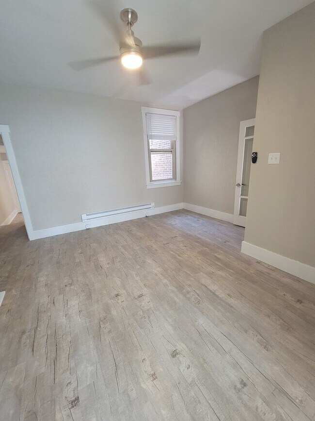 Building Photo - 1411 E Carson