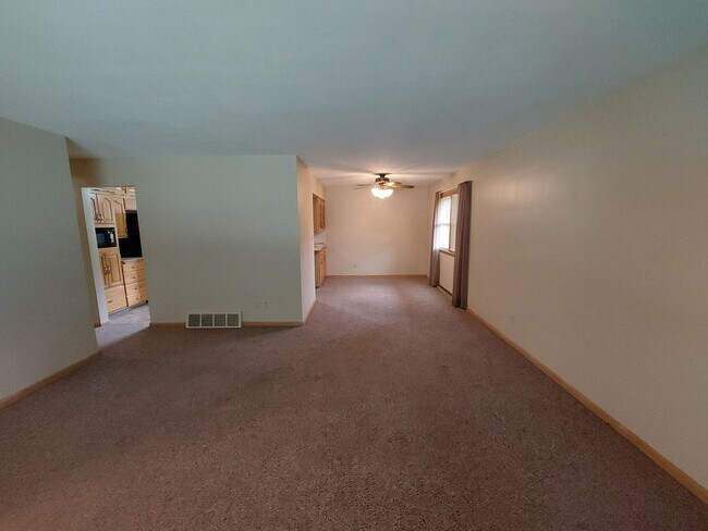 Foto del edificio - 3 Bedroom 1 1/2 bath brick ranch with 2 ca...