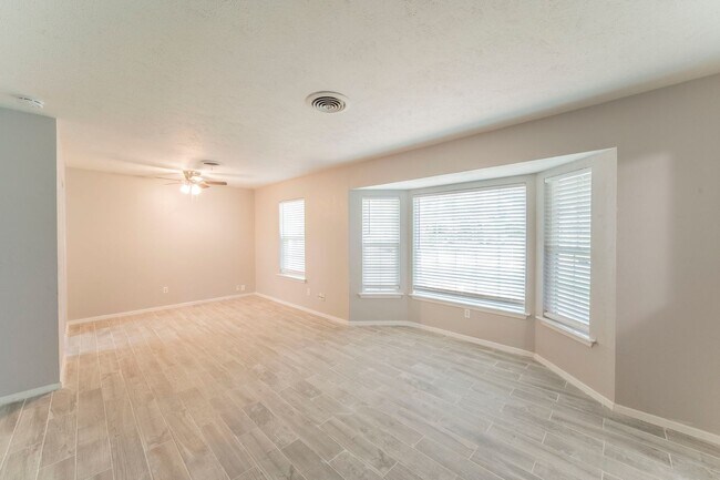Foto del edificio - Newly Remodeled in Ridglea Hills! Ready fo...